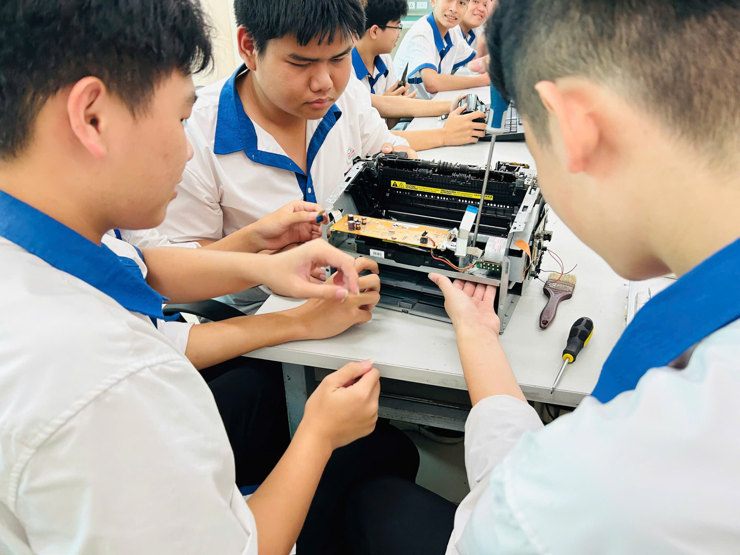 Nghề công nghệ thông tin - lắp ráp và cài đặt máy tính