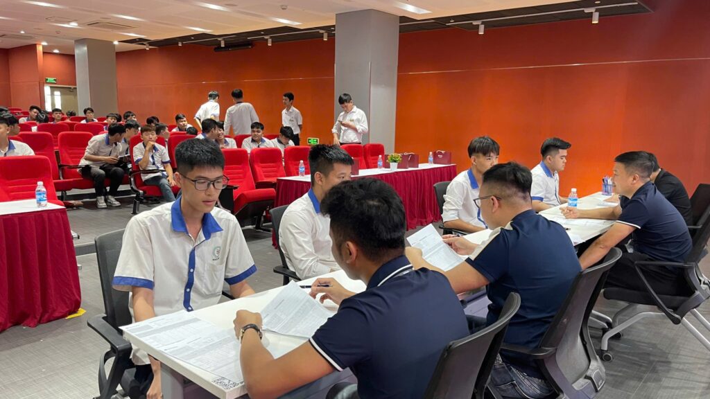 Sinh viên Trường cao đẳng nghề Hải Dương phỏng vấn tuyển dụng việc làm tại LG DISPLAY