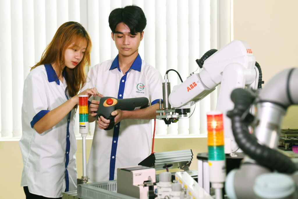 Con gái học nghề cơ điện tử