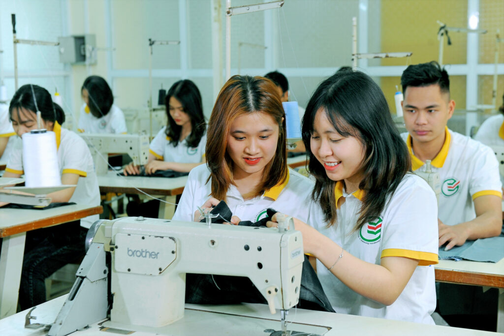 Con gái học nghề may thời trang