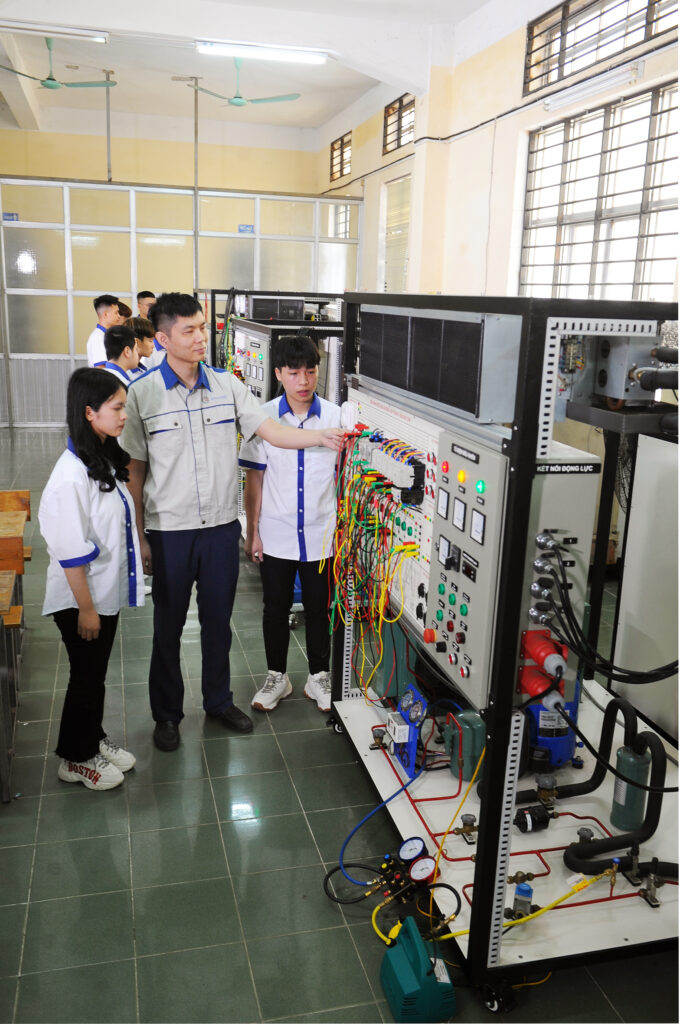 Con gái học nghề sửa chữa thiết bị lạnh