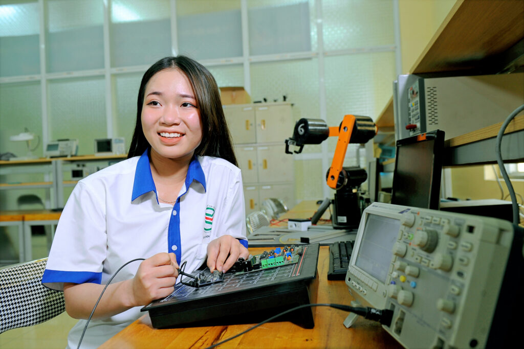 Con gái học nghề điện tử công nghiệp